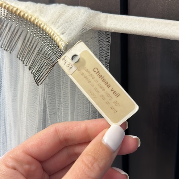 Sara Gabriel Floral Lace Chelsea Veil, pale ivory 90 inches - Picture 9 of 12